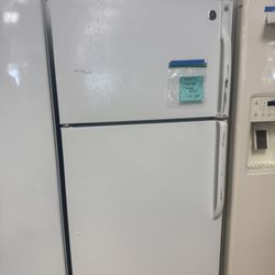 White  GE top-freezer refrigerator