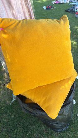 4 yellow decorative pillows