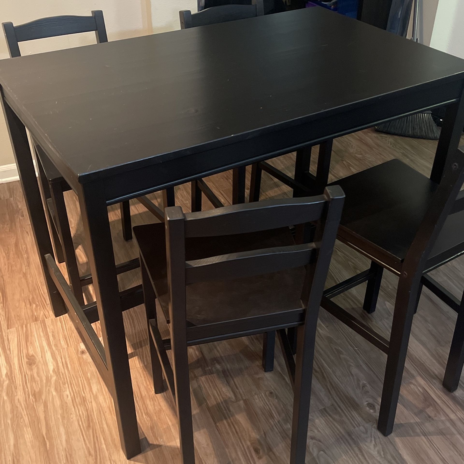 Bar Table and 4 Bar Stools, Black Brown for Sale in Rancho Cucamonga