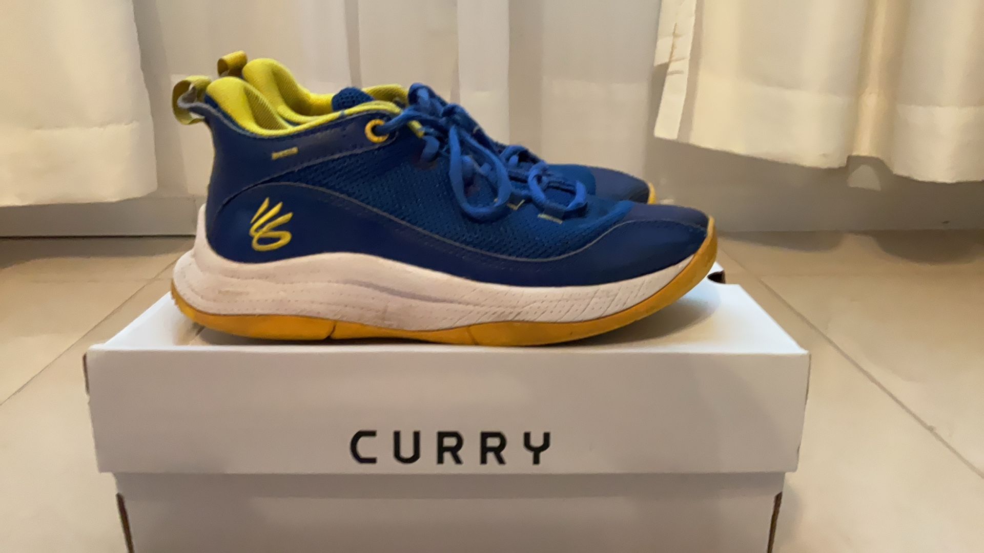 Under Armour Curry Basketball Shoes – Youth Size 4.5 – Blue/Yellow
