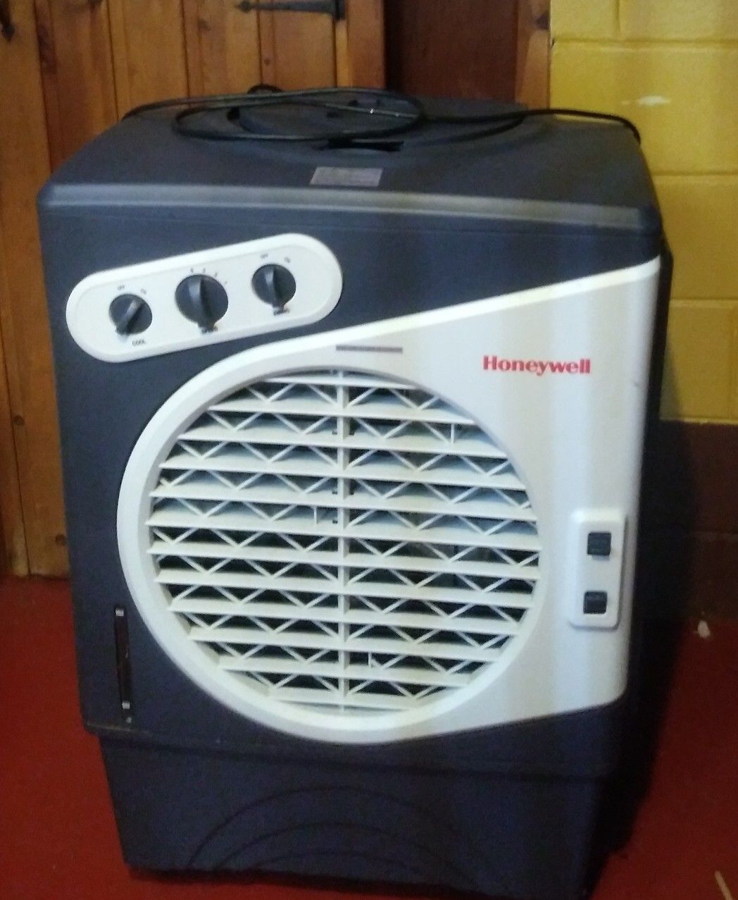 Honeywell 1540 CFM 850 Air conditioner, fan, humidifier, Indoor/Outdoor Portable Evaporative Air Cooler with Mechanical Controls, Gray/White