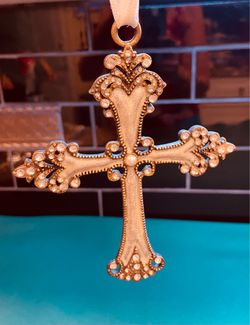 Beautiful vintage Victoria ln style enamel/rhinestone Cross