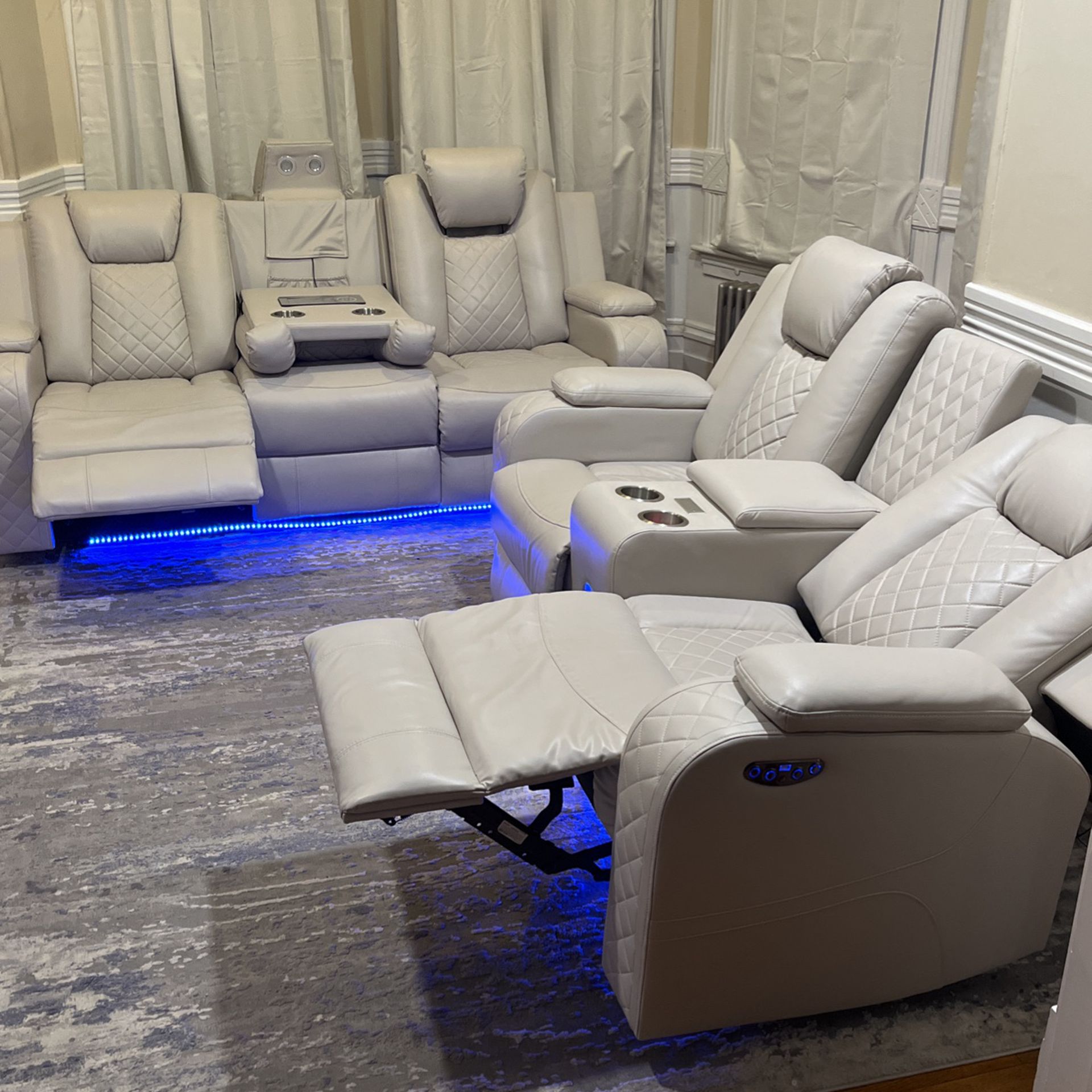 new retractable sofa ( Sofa Retrátil)  Color Ice, Size Medium, Model Electric Retractable.