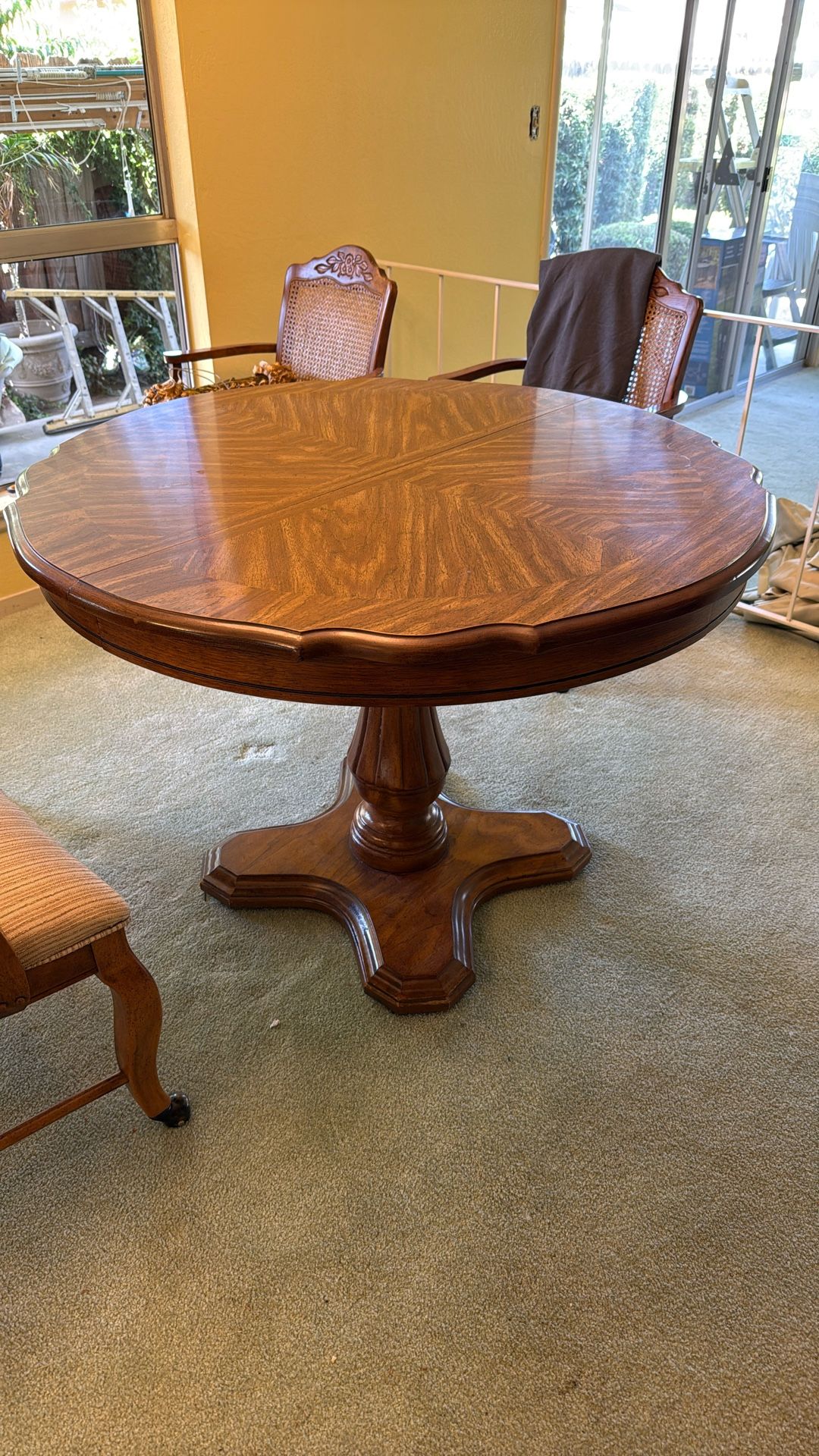 Round Dining Table w/ Extension