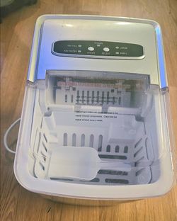 Insignia 26-lb. Portable Ice Maker, Silver