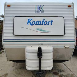 2005 KOMFORT 25FT 3 BUNK BEDS 