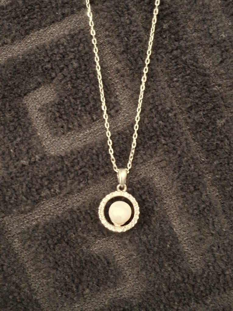 Beautiful Pearl And Diamond Necklace