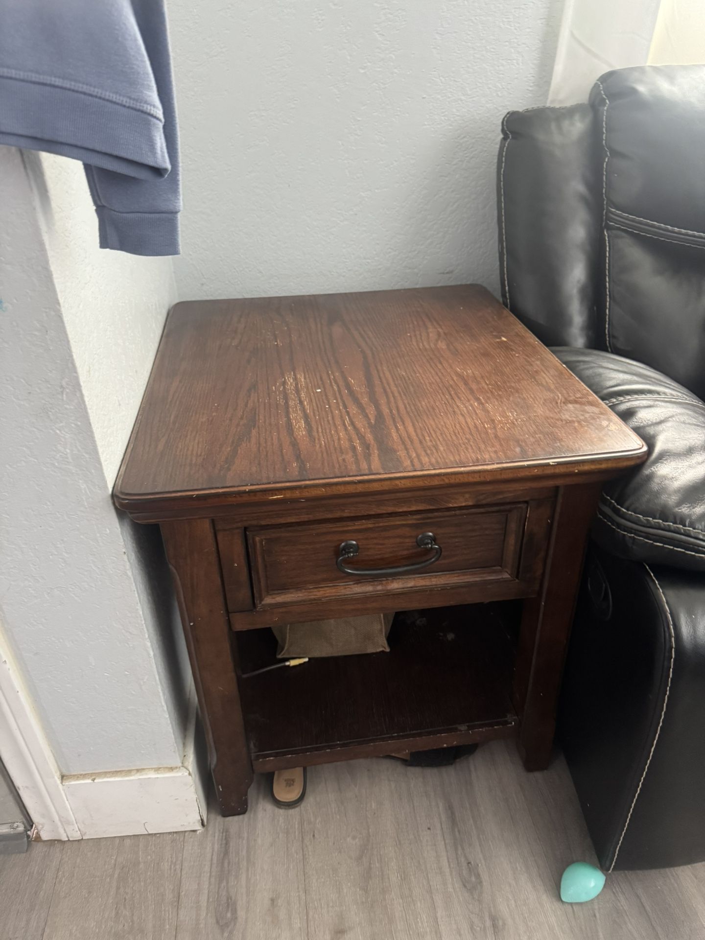 Side Tables And Middle Table That Pulls Up