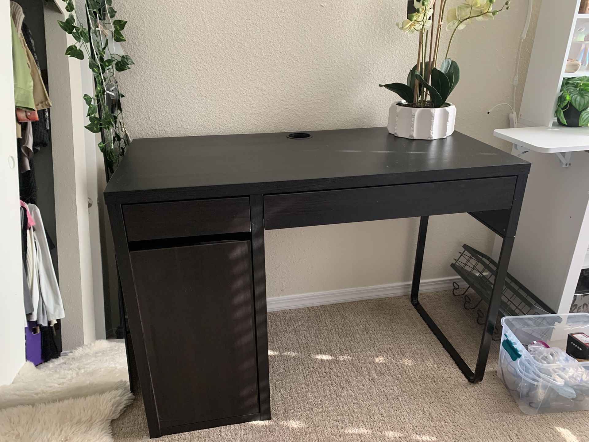 Black Desk 