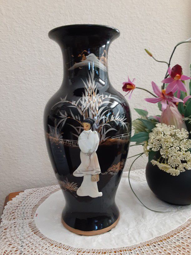 ORIENTAL DECOR A MOTHER OF PEARL FISH TAIL VASE