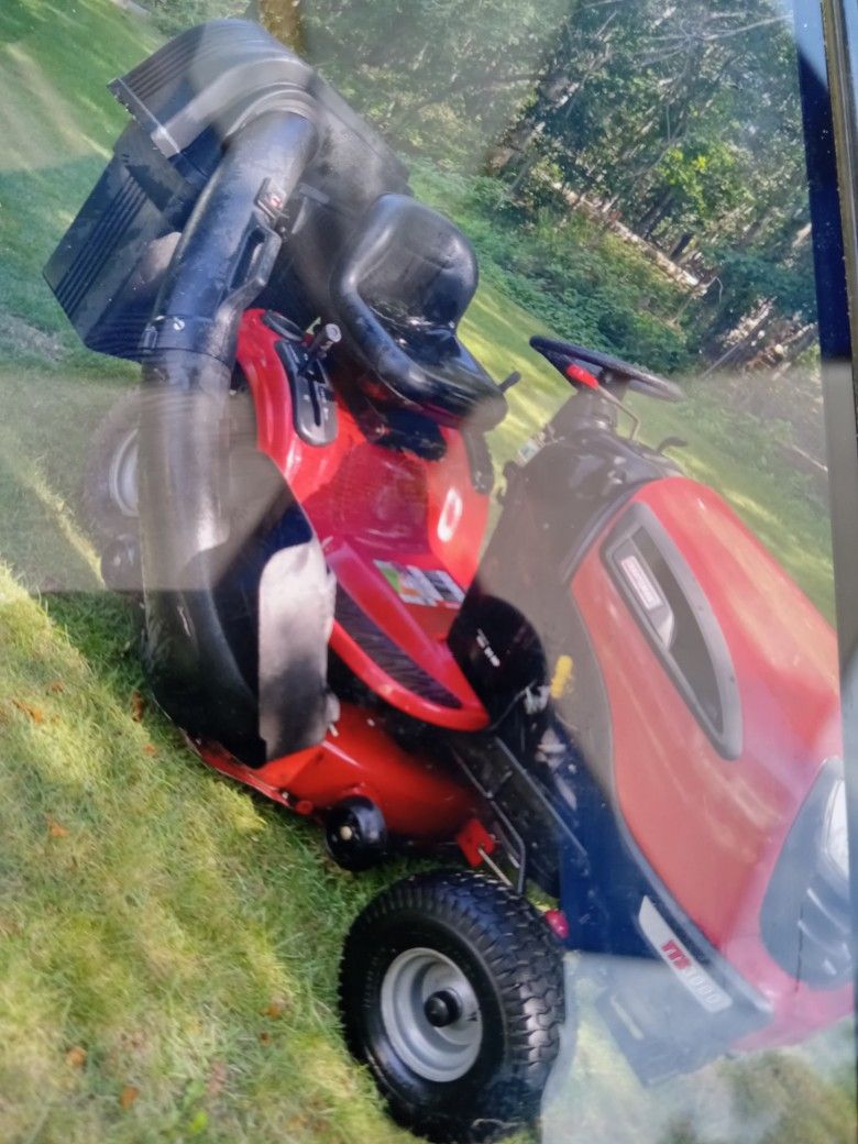 21 Hp Hydrostatic Mower Starts Needs Light Tlc With Bagger