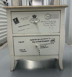 White Vintage-style 2 drawer nightstand