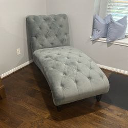 Tufted Chaise Lounge – Elegant & Comfortable ✨