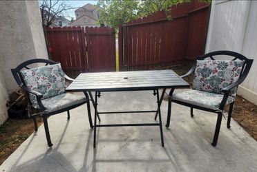 Beautiful outdoor patio bistro set in Excellent condition!