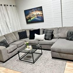 MODERN BRAND NEW LARGE SECTIONAL 