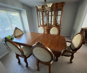 Dining Room Set (Table, Leaves, Chairs, Buffet & Hutch) 11 Pieces