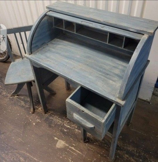 Old Roll Top Desk With Swirl Chair