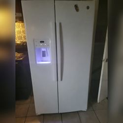 GE Side by Side Door Refrigerator with Ice Maker - Like New - Kenner, LA