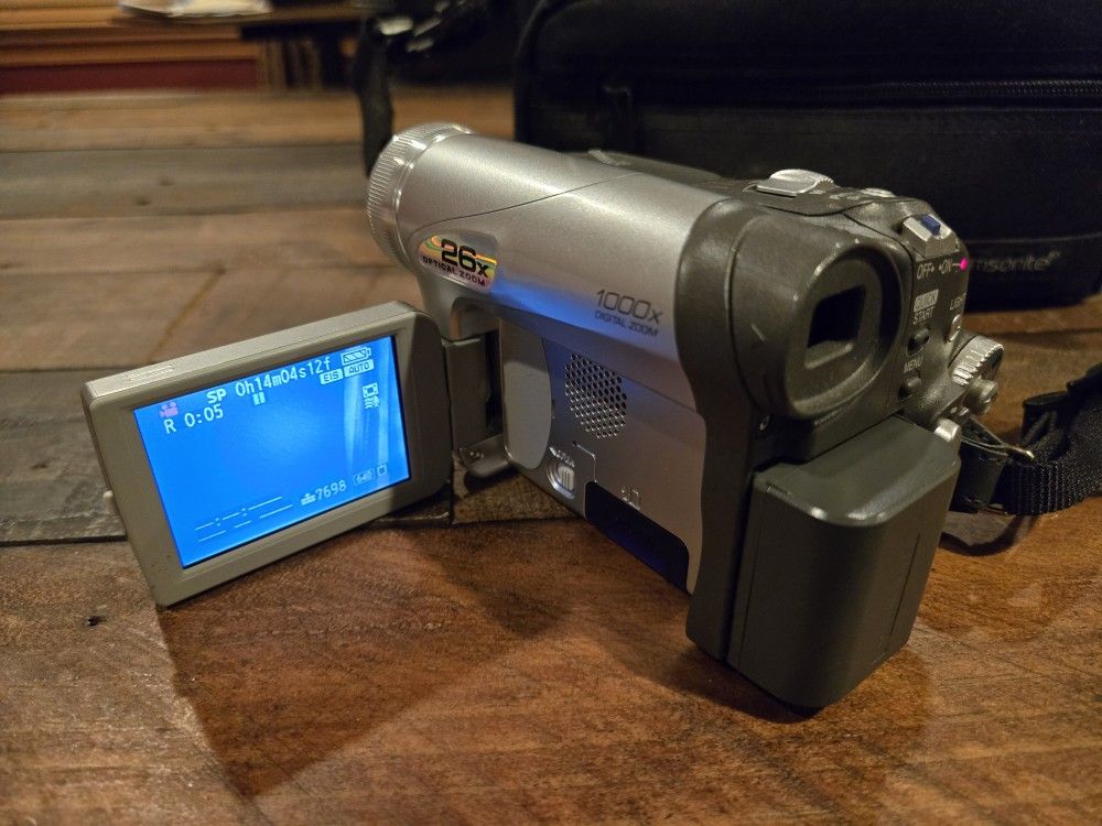Panasonic PV-GS32 MiniDV Digital Video Camera Camcorder 28x, two batteries, 7 tapes, works great