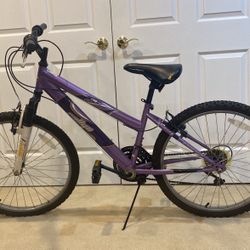 Girls Or Women’s bike: must Sell Make An Offer!