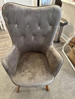 Round hill Tufted Chair