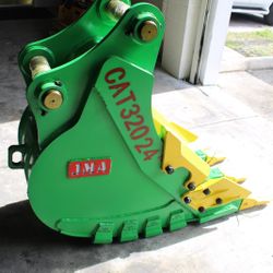 Excavator CAT 320 Bucket Rock Heavy Duty 24-inch width. Without the Pins