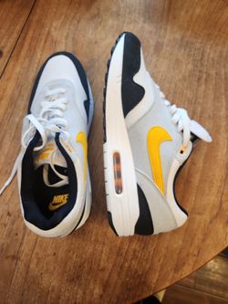 Man's Nike air Tennis shoe. Size 10.5