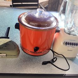 3 Vintage Kitchen Items: Oster Blender/Crockpot/ Omlete Maker