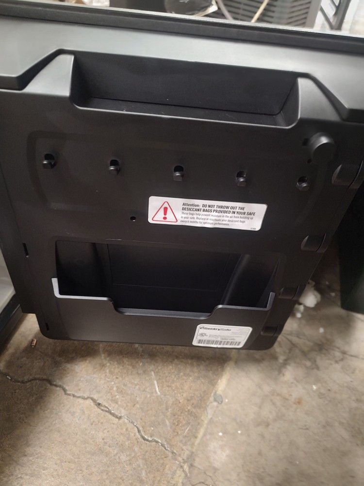 Brand New Safe Just Sitting In My Garage Had To Sell I'm Moving I Need The Money For Finances And Bills Only Asking $70