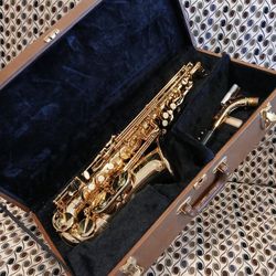 Saxophone Gold Sax Like New 