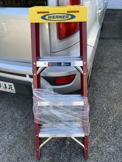 Werner 4 Ft. Fiberglass Step Ladder 225 Lb. Load Capacity