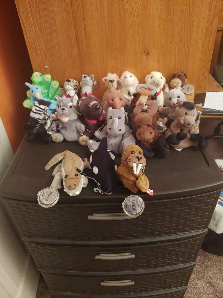 COCA COLA INTERNATIONAL BEANIE BABIES, LOT OF 19.