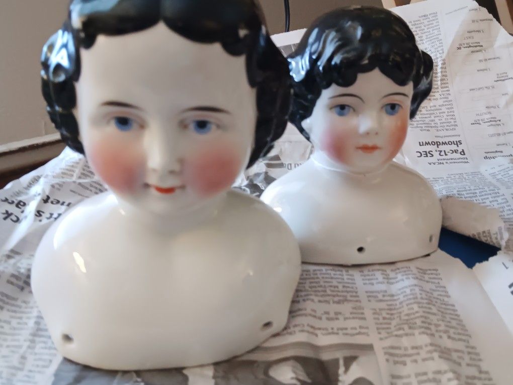 ANTIQUE CHINA DOLL HEAD PORCELAIN BLACK HAIR 5 INCHES