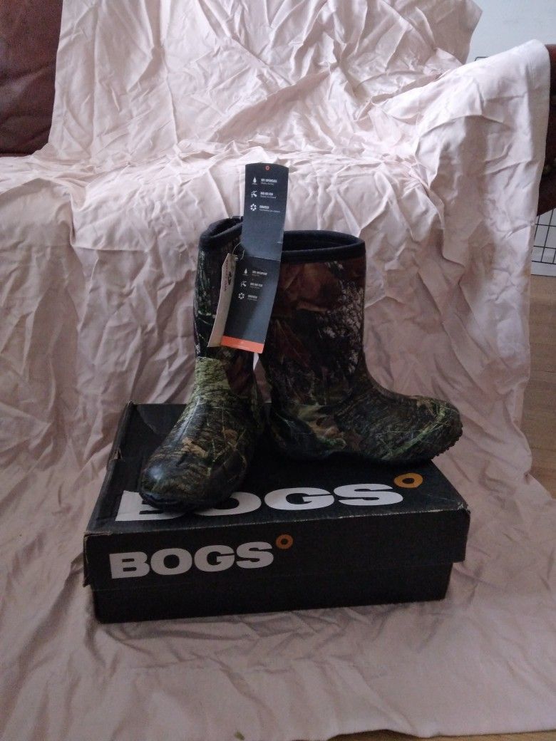 Bogs USA Kids Size 4 -EURO 37-Brand New w/tags and Original Box Warm/ Waterproof