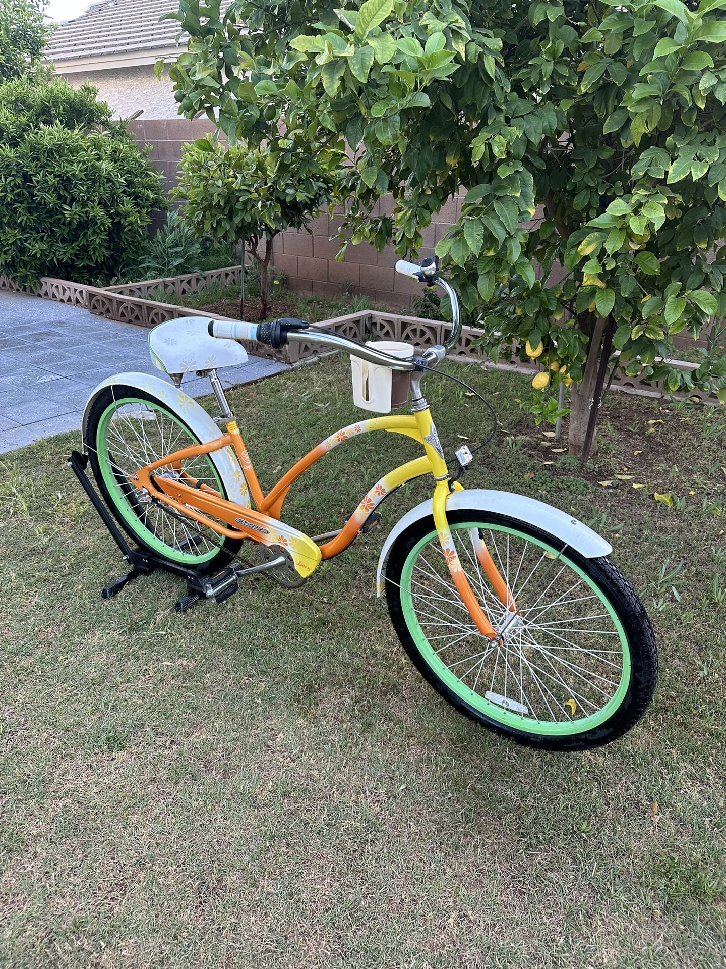 electra daisy bicycle ELECTRA DAISY 3i, 26 INCH BEACH CRUISER, COMES WITH 3 NEXUS SPEED, REAR  COASTER BRAKE, HAS NEW TIRES AND NEW INNER TUBES( 0 MILES). LIKE BRAND NEW  for Sale in Mesa, AZ