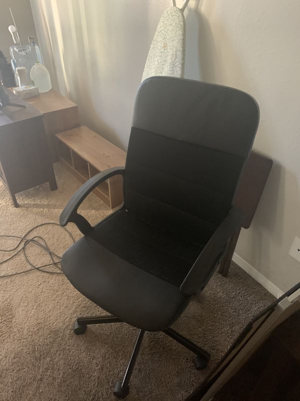 Inexpensive desk chair. $20. Moving for a job. Must pick ...