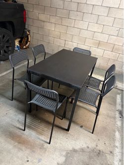 Table with 6 stackable chairs