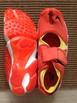 Mens Nike split toe running shoe Brand New size 10