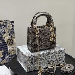 Python pattern with gradient handbag