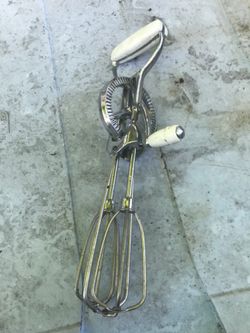 Very nice Vintage manual crank mixer Vintage only $20 firm takes it now