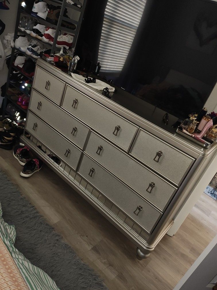 Bob's Furniture Diva I Platinum Dresser