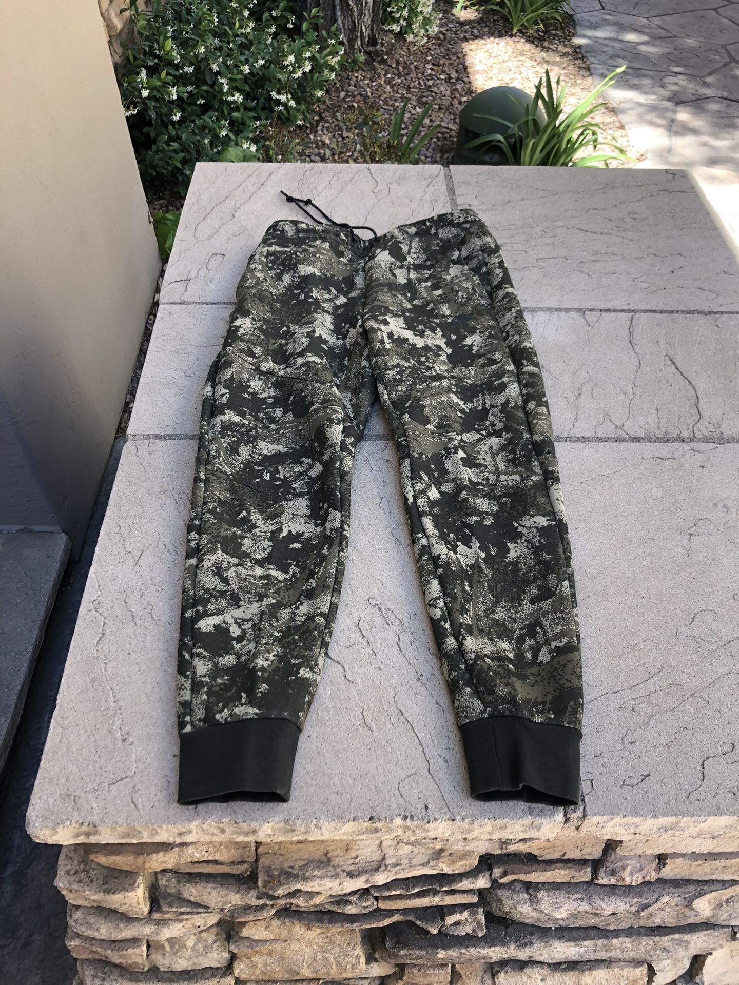 New Nike Tech Fleece Joggers Pants Sweats Camo Military Men’s M Medium
