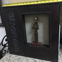 CUADRO ANTIGUO DE MADERA CON FIGURA DE BRONCE EN TERCERA DIMENCION 