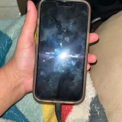 Tengo Un Teléfono Que Vendo De T-Mobile Es Un Iphone 13 Todo Sirve Nomás Que Está Quebrado De Atrás