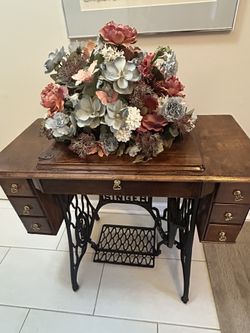 Antique Singer Treadle Sewing Machine Cast Iron Table Base & Cabinet