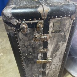 Made by Wilkins Trunk Mfg. Co. – Dallas, Texas Features original Indestructo Trunks plate and hardware.