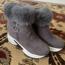 New Women's Platform Short Boots,  Size 7.5/ Gray