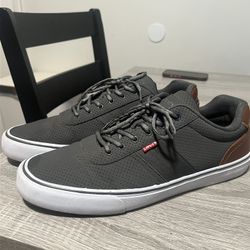 Tenis Levi’s  Talla 13 (Casio Nuevos) 