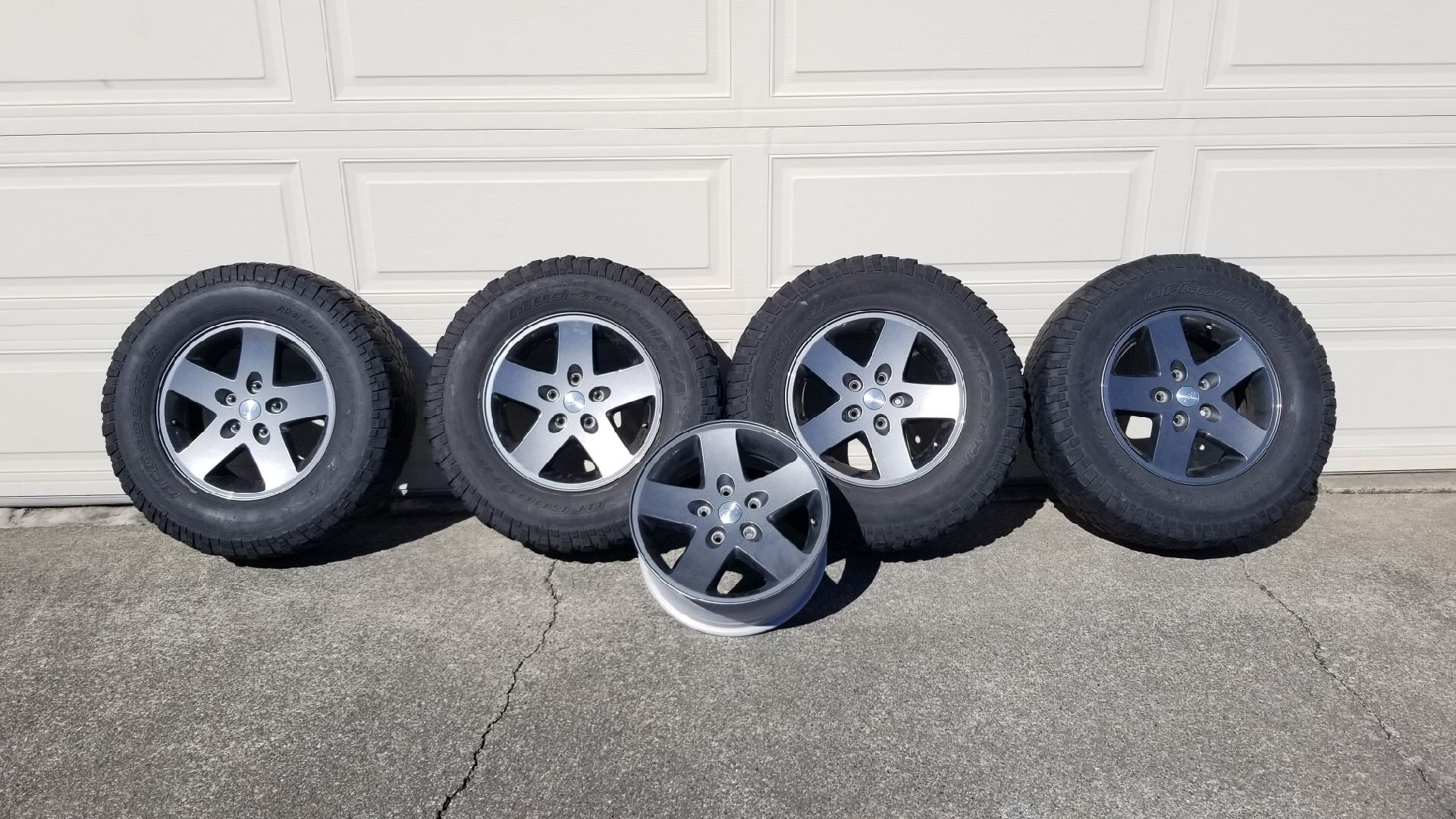 Metallic grey stock Jeep Cherokee wheels and tires
