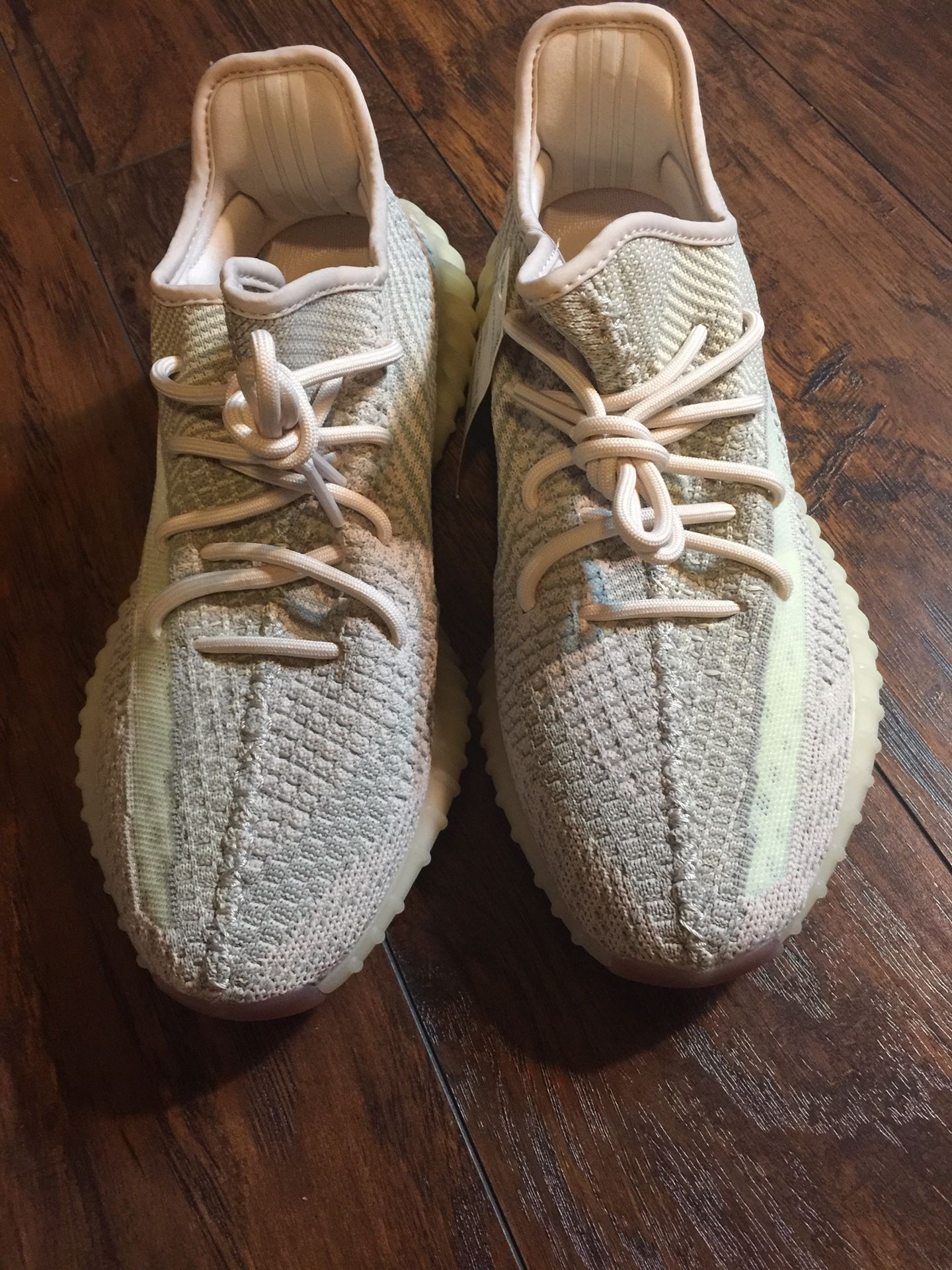 Yeezy dead stock crintins